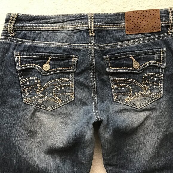 ALMOST FAMOUS DISTRESSED CAPRI JEANS SIZE 7 - Picture 3 of 7